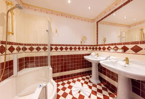 Feines Hotelzimmer in Zell am See mit Balkon & Seeblick