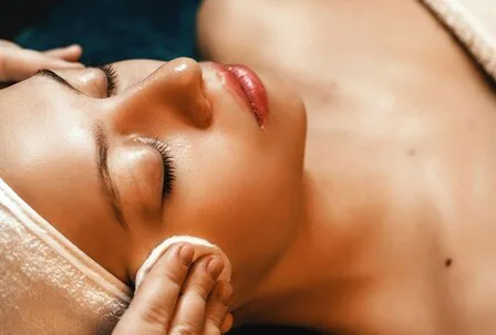 Wellness massage at GRANDSPA Zell am See A woman lies with closed eyes during a wellness massage at the GRANDSPA of Grand Hotel Zell am See.