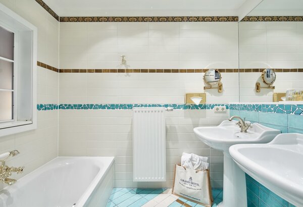 Exquisite hotel room in Zell am See ► lakeview & balcony